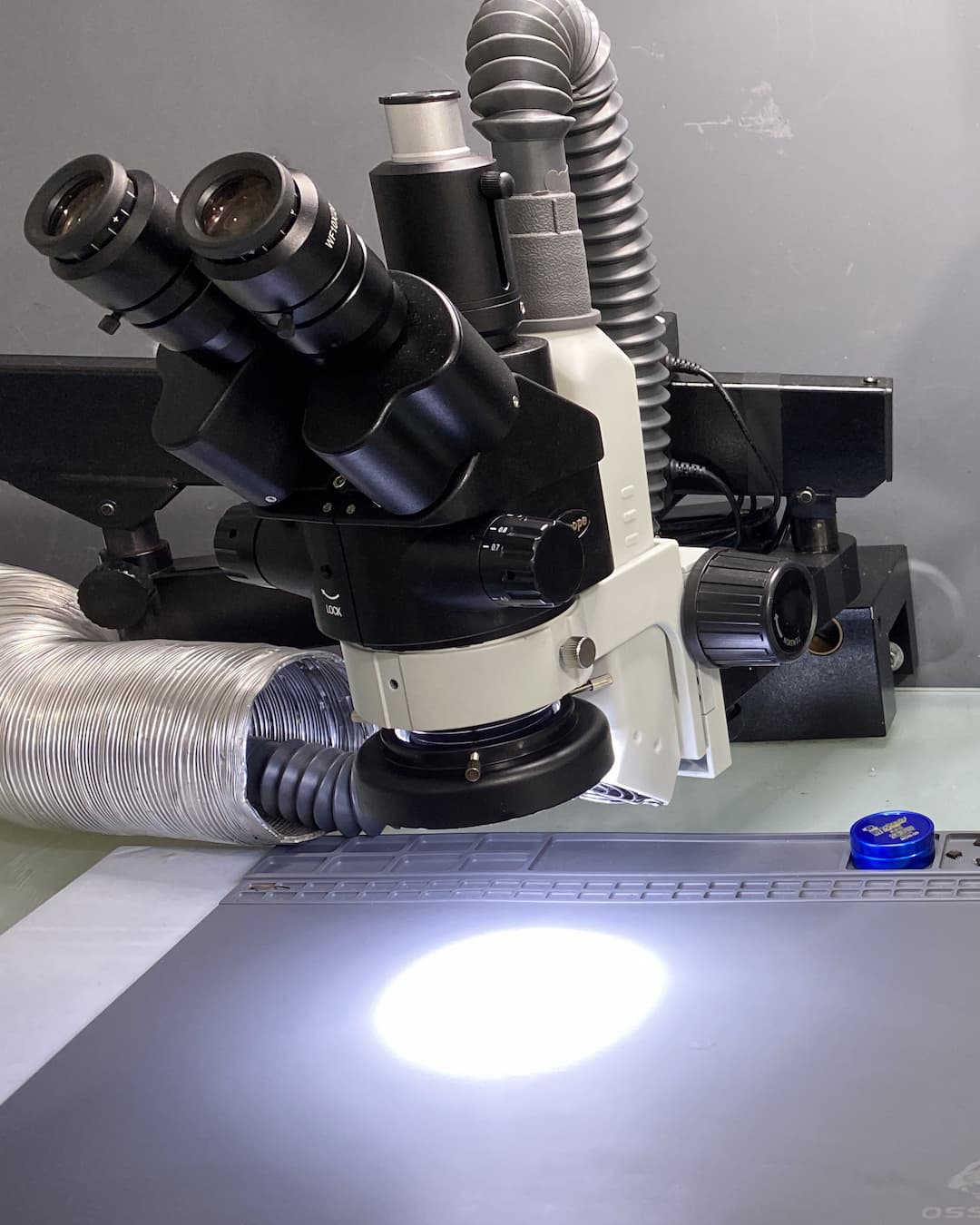 Detalhe de trabalho em placa lógica Mac